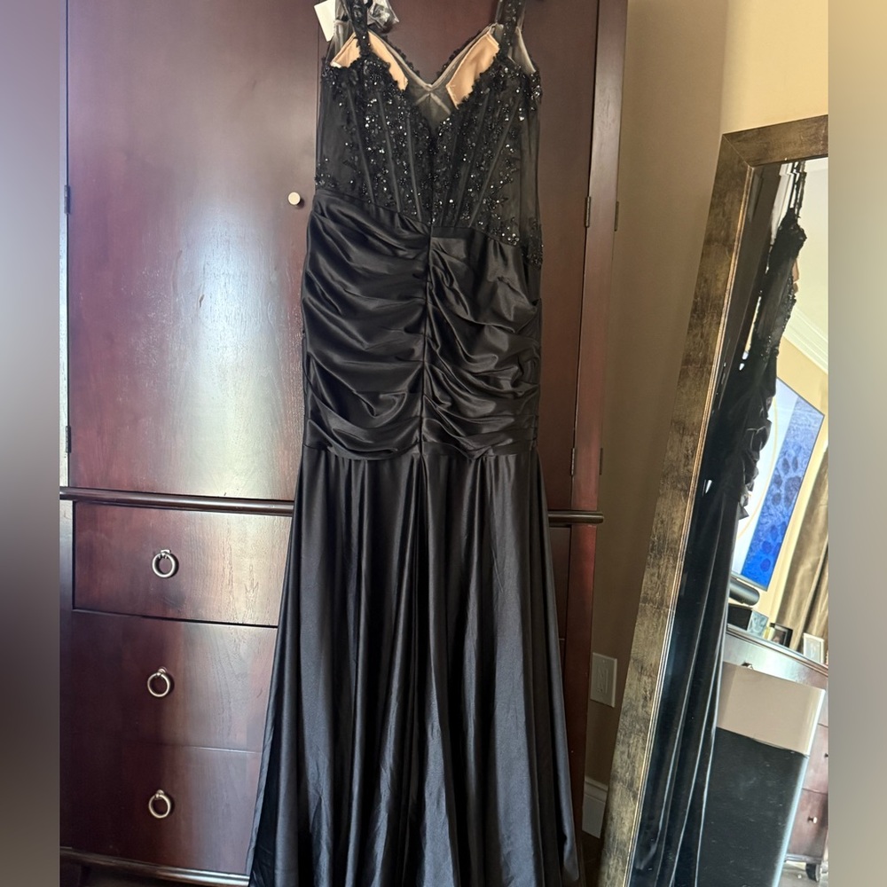 Sherri Hill Black Formal Dress. Size 18 - Picture 6 of 6